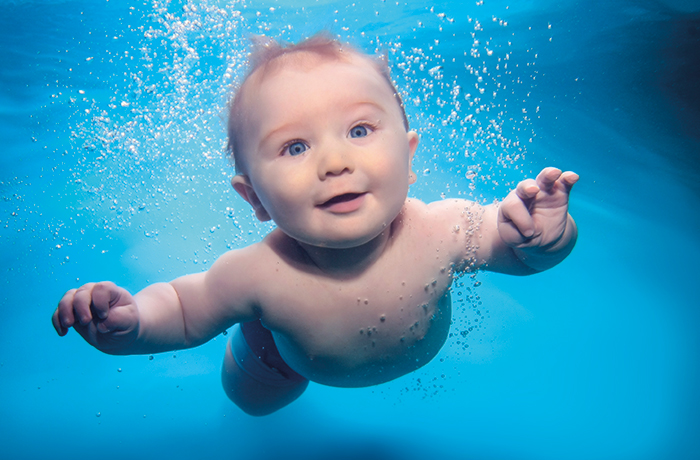 Hình ảnh em bé tập bơi