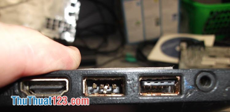 Lỗi cổng USB do rỉ sét hoặc tiếp xúc kém